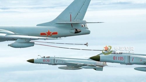 Máy bay chiến đấu J-8II của lực lượng hàng không Hạm đội Nam Hải tiến hành tiếp dầu trên không.